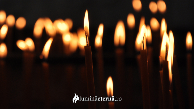 Lumânări aprinse în amintirea celor dragi, simbol al comemorării, durerii și alinării în doliu.