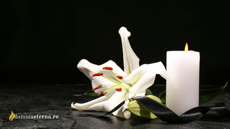 Aranjament floral comemorativ și lumânare aprinsă pentru serviciu funerar 2026